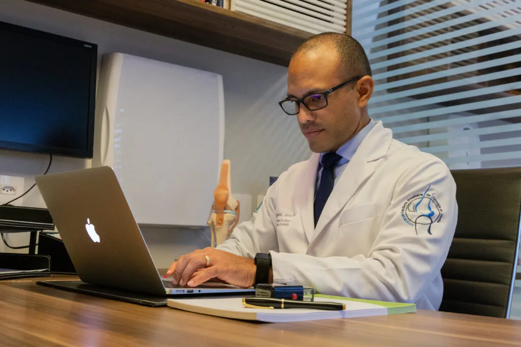 Dr. Raphael Serra Cruz em atendimento por telemedicina a pacientes fora do Brasil