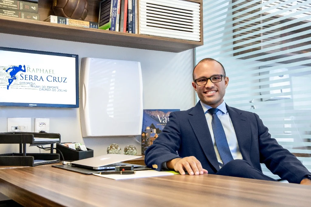 Dr. Raphael Serra Cruz explicando exame ao paciente no consultório em Indaiatuba