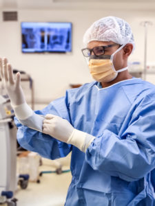 Dr. Serra Cruz se paramentando para entrar em cirurgia