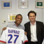 Recebendo camisa do Olympique de Lyon no último dia de cirurgias com dr. Bertrand Sonnery-Cottet